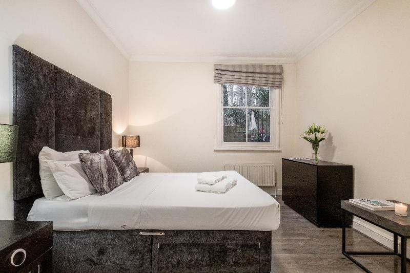 2 BDR Ground Floor Apt + Patio in Earls Court Apartment in City of Westminster