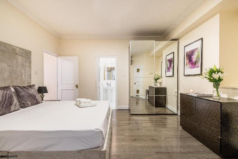 2 BDR Ground Floor Apt + Patio in Earls Court Apartment in City of Westminster