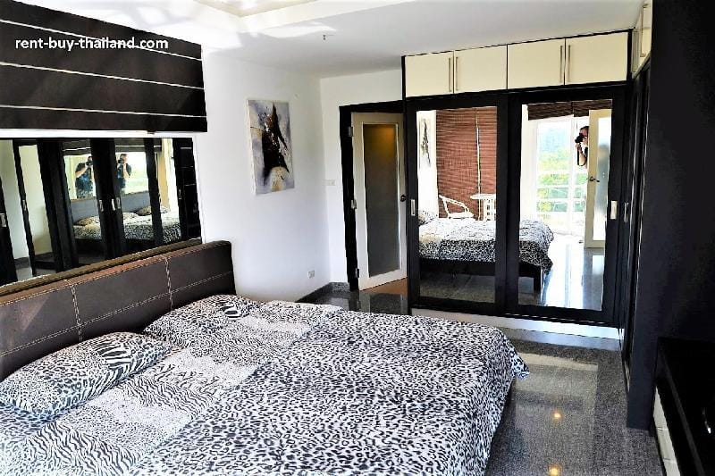 Jacuzzi + Sea view Jomtien beach condo S1 Apartment in Pattaya City