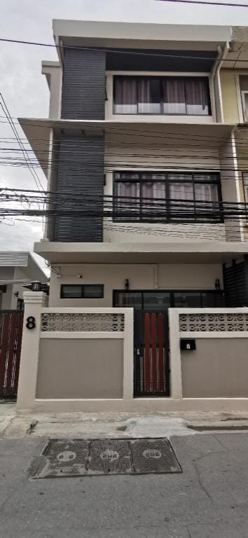 Peaceful house, 100m to MRT, perfect for groups Vacation rental in Bangkok