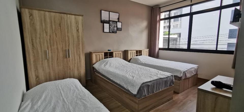 Peaceful house, 100m to MRT, perfect for groups Vacation rental in Bangkok