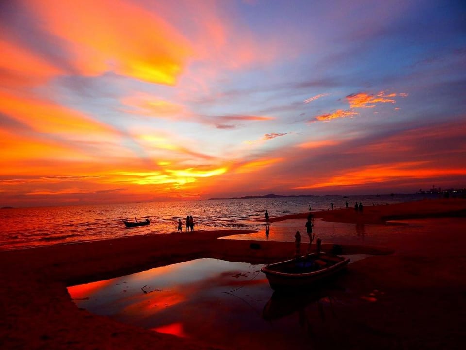 N2 The base   sky infinity pool 100m to the sea  Apartment in Pattaya City