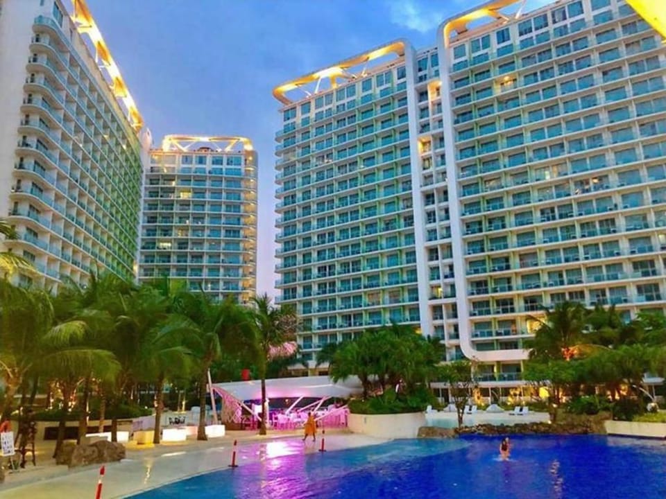 Azure 2BR BIG UNIT, near Airport and SM Bicutan Apartment in Paranaque