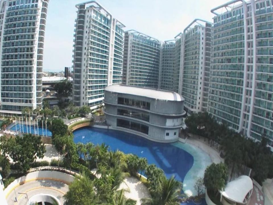 Azure 2BR BIG UNIT, near Airport and SM Bicutan Apartment in Paranaque