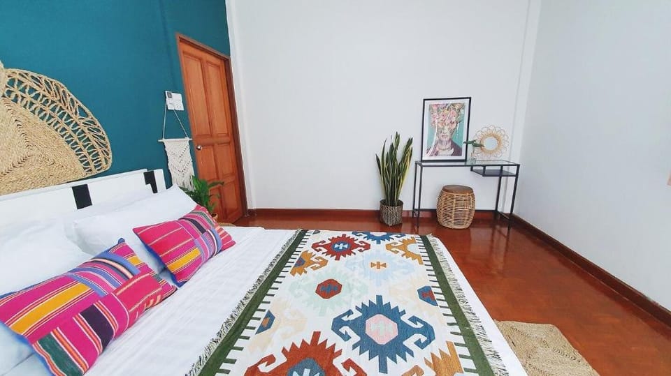 SPACIOUS TOWNHOUSE/5 GUESTS - 5 MINS TO BTS Vacation rental in Bangkok