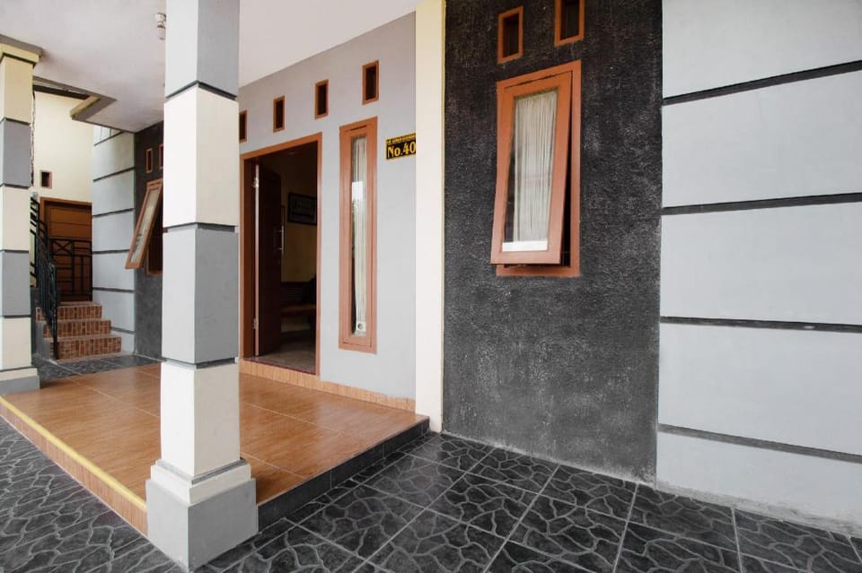 OYO Life 3005 Kost Rumaisha Syariah Hotel in Indonesia