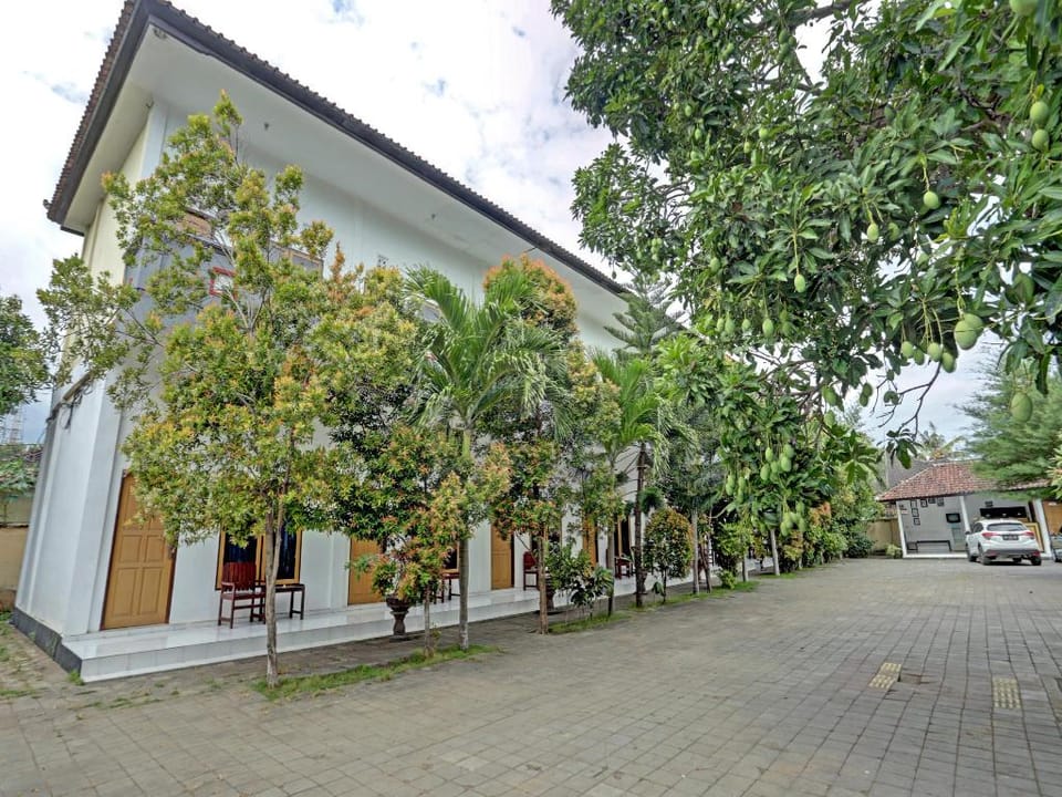 OYO 3096 Hotel Dewi Warsiki Near Gilimanuk Port Hotel in Bali