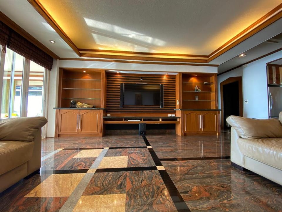 sqm210 Beachfront Luxury just 15 mins from City Apartment in Pattaya City