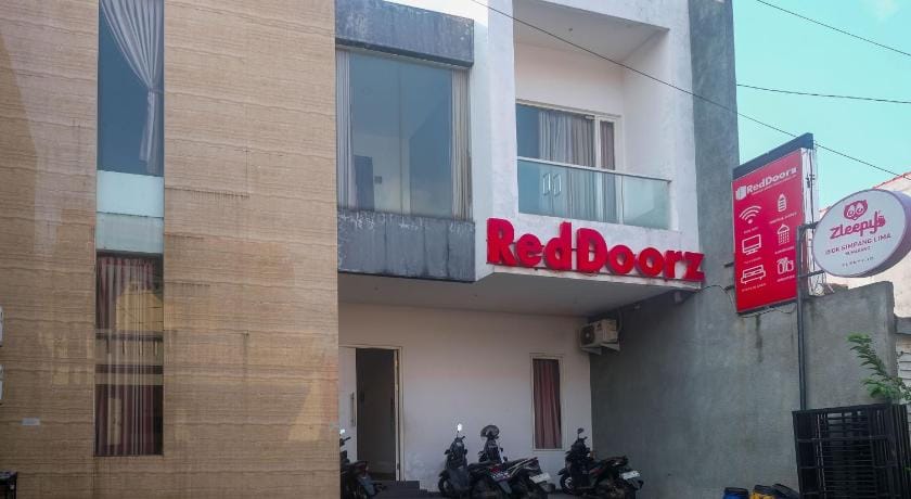 RedDoorz Syariah near Simpang Lima Semarang Bed and Breakfast in Indonesia