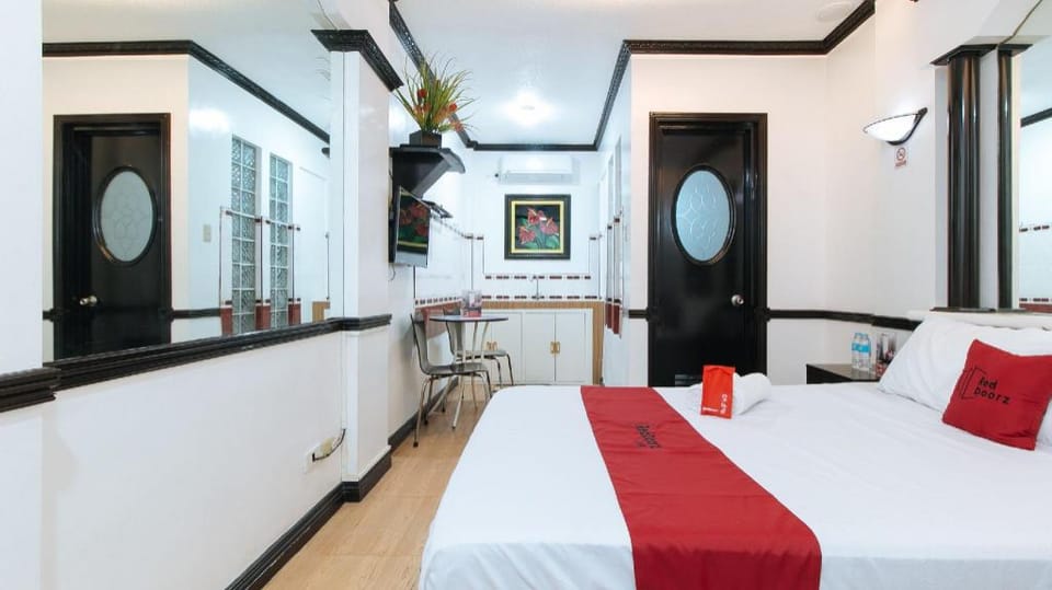 RedDoorz Plus @ Villa Gloria Taguig - Vaccinated Staff Hotel in Taguig