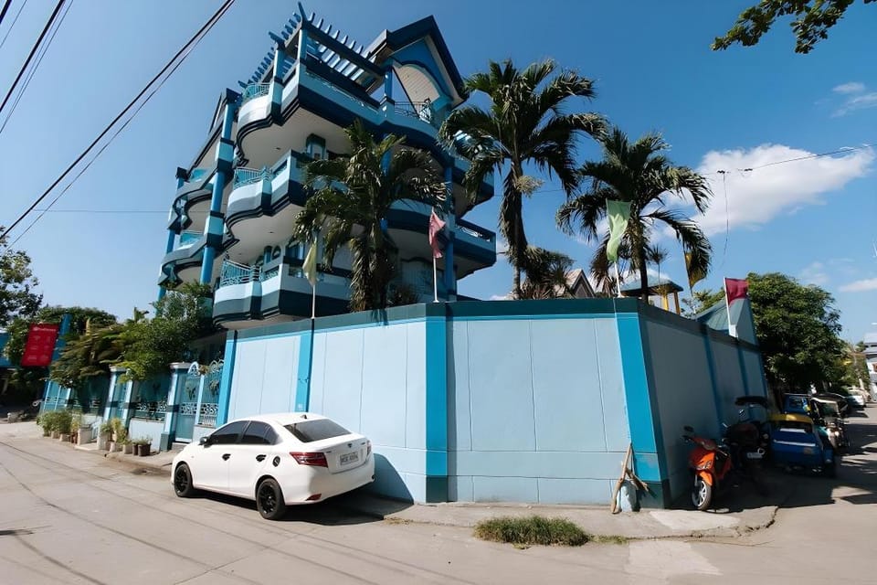 RedDoorz Plus @ Villa Gloria Taguig - Vaccinated Staff Hotel in Taguig
