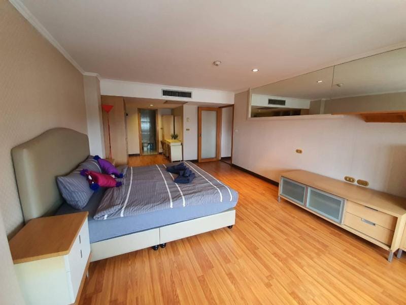City Center 1BR 73 sq @ Omni Tower Nana Apartment in Bangkok