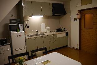 10mins train to Namba .4 mins walk to  stn. 4 bedrooms japanese style house . 2-8ppl Vacation rental in Osaka