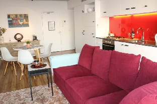 Stylish 2BR Apt Bay Views, Parking, Netflix & Wine Apartment in Southbank