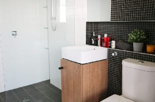 Stylish 2BR Apt Bay Views, Parking, Netflix & Wine Apartment in Southbank