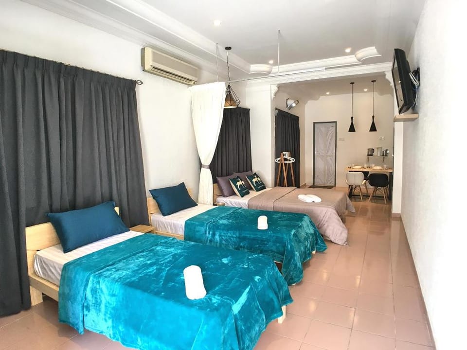 Deluxe Family Suites Gurney Drive (iBook6) (4 pax) Vacation rental in George Town