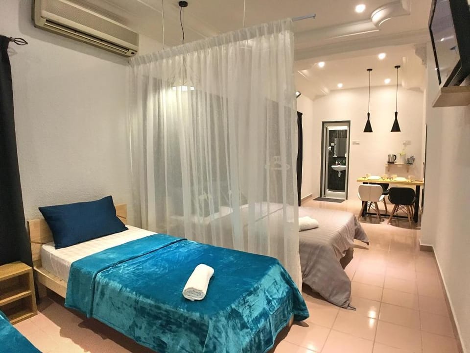 Deluxe Family Suites Gurney Drive (iBook6) (4 pax) Vacation rental in George Town
