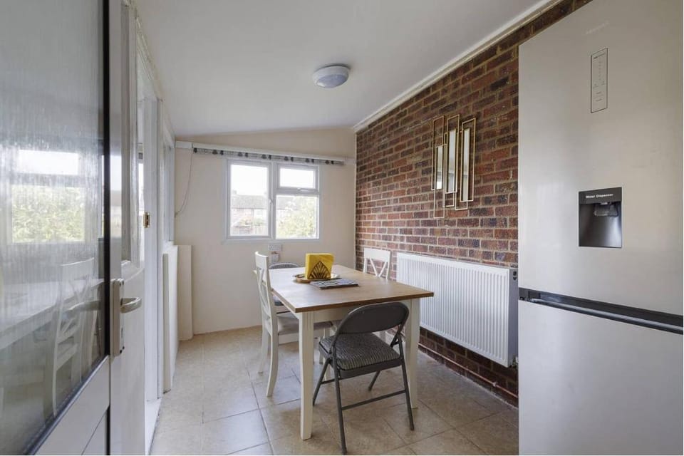Modern 4 bed house in Heathrow, London Vacation rental in Runnymede District