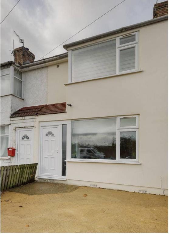 Modern 4 bed house in Heathrow, London Vacation rental in Runnymede District