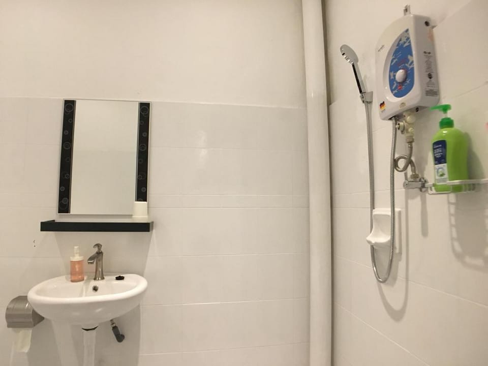 Superior 1-Bedroom Gurney Suites (iBook8) (4-5Pax) Vacation rental in George Town