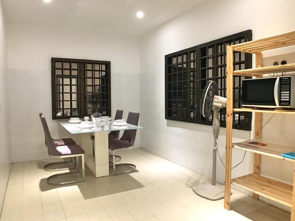 Superior 1-Bedroom Gurney Suites (iBook8) (4-5Pax) Vacation rental in George Town