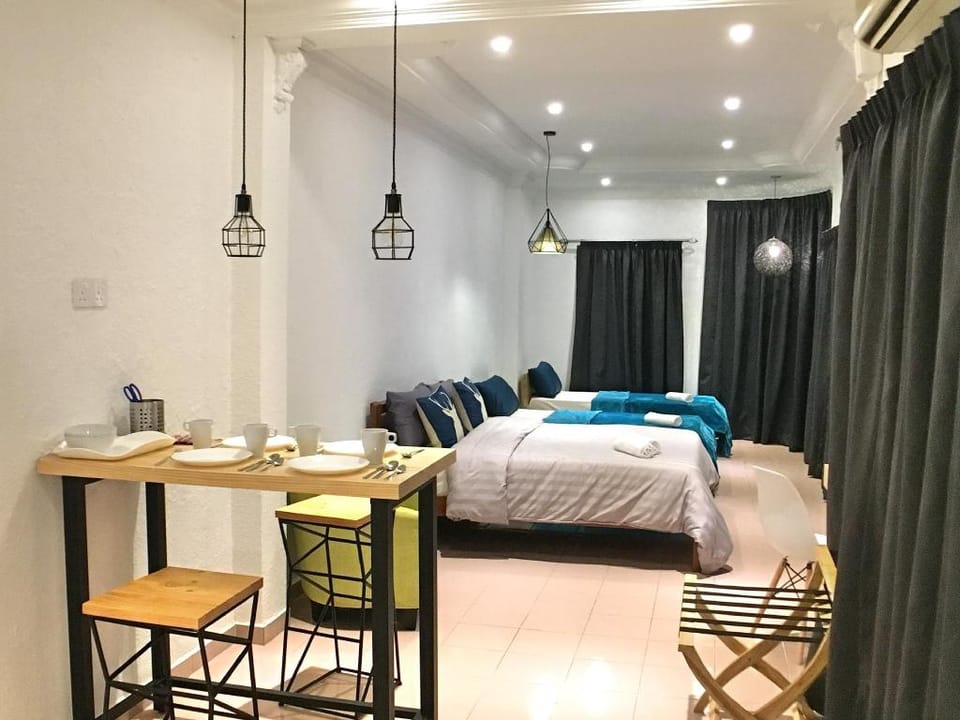 Deluxe Family Suites at Gurney (iBook9) (4 pax) Vacation rental in George Town