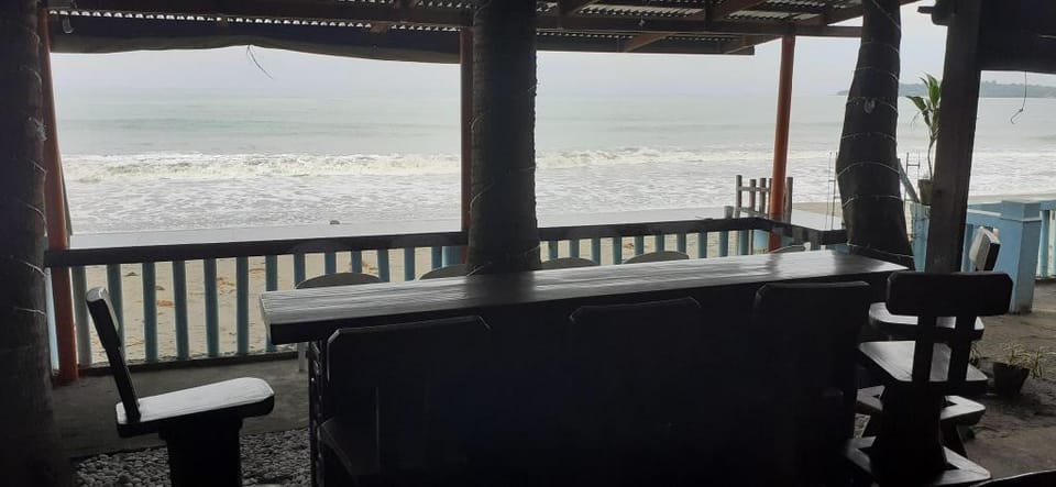 Bella's Beach Resort - Right on the Beach! (B) Apartment in La Union