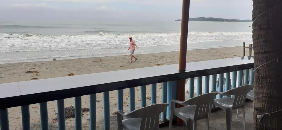 Bella's Beach Resort - Right on the Beach! (B) Apartment in La Union
