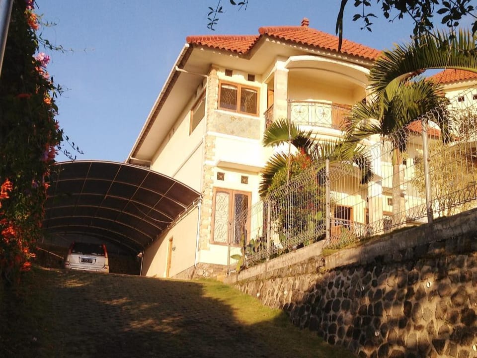 Villa Dahlia Villa in Batu