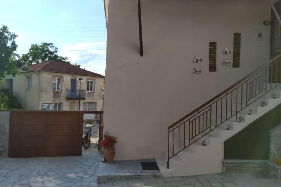 Grandpa's house & Coffee-shop Apartment in North Macedonia
