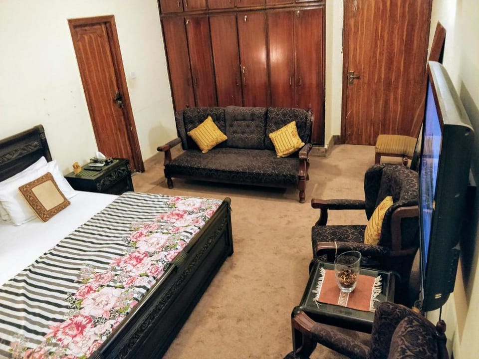 Pvt Room w/ Lawn + King Bed Villa in Islamabad