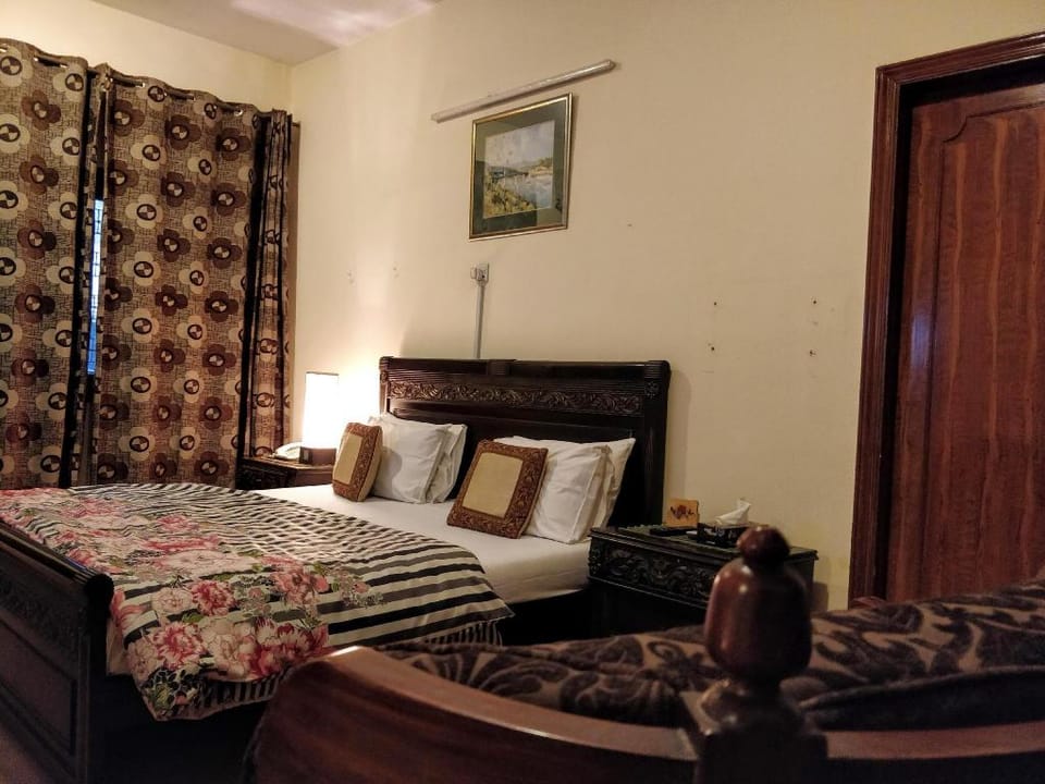 Pvt Room w/ Lawn + King Bed Villa in Islamabad