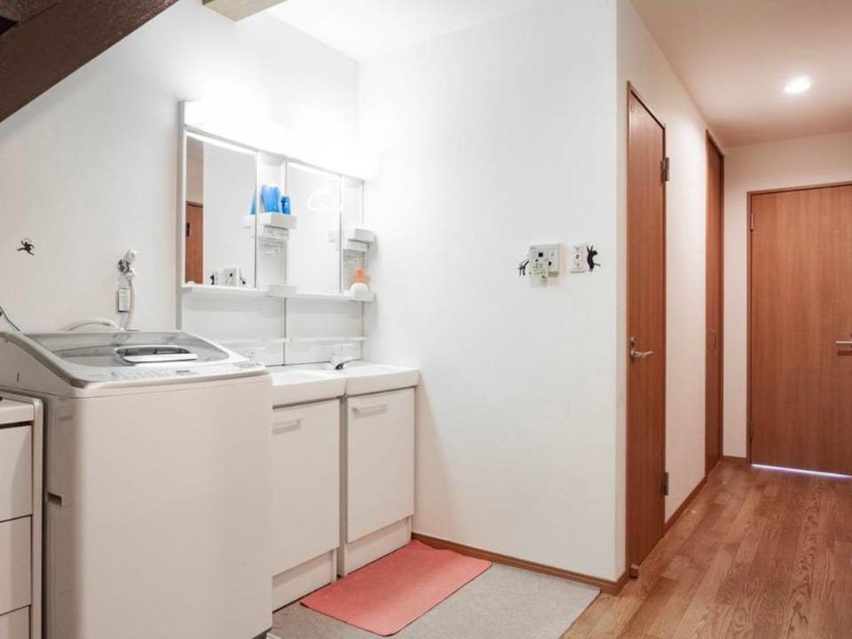 Private ensuite bed / direct airport villa Villa in Osaka