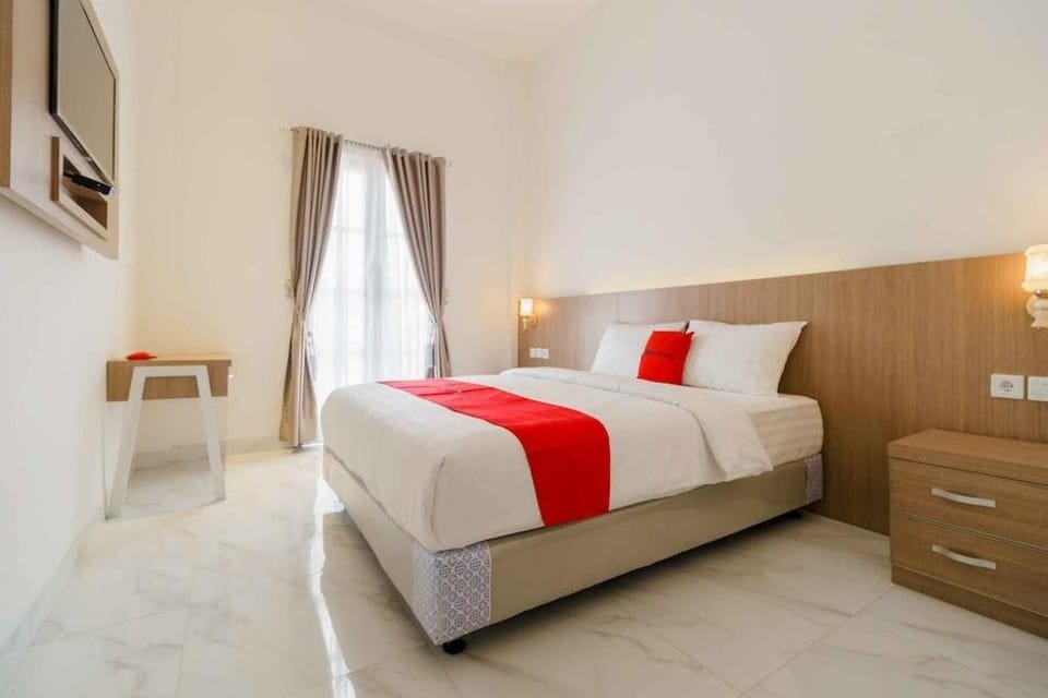 RedDoorz Plus Syariah @ Jalan Dr Sutomo Padang Bed and Breakfast in Padang