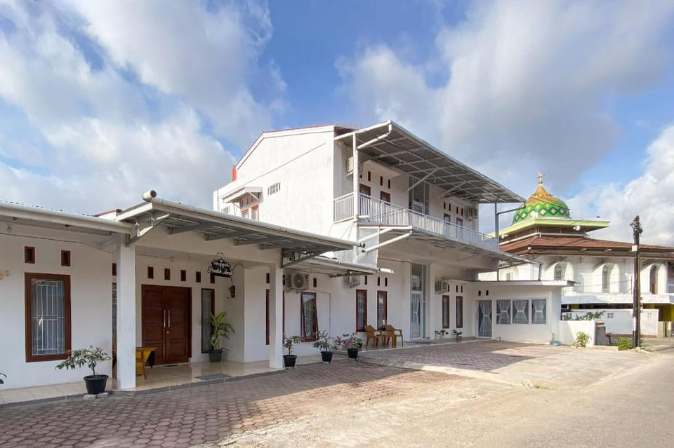 RedDoorz Syariah Near RSUP Dr. M. Djamil Padang Hotel in Padang