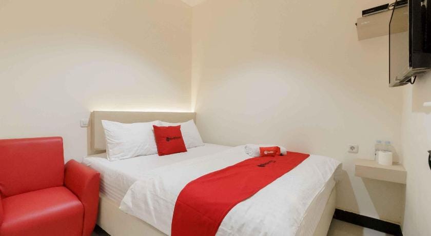 RedDoorz Plus near Millenium ICT Centre Medan 2 Bed and Breakfast in Indonesia