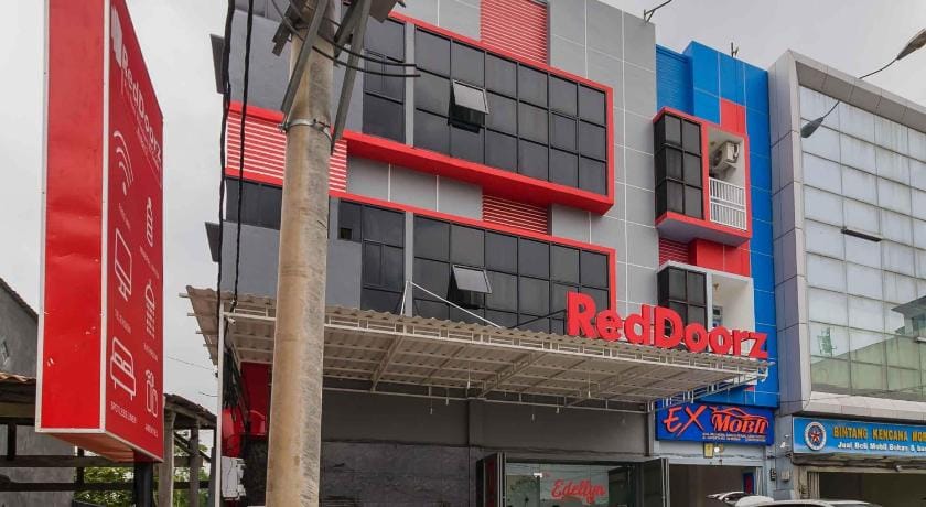 RedDoorz Plus near Millenium ICT Centre Medan 2 Bed and Breakfast in Indonesia