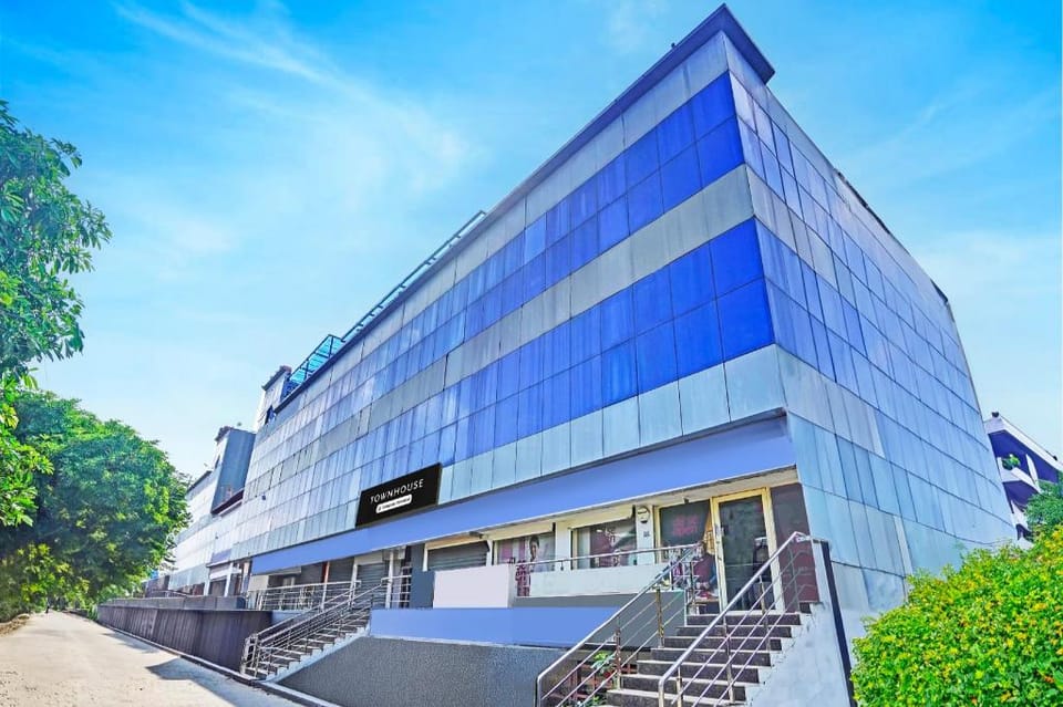 Super Townhouse Mukut Bazar Hotel in Lucknow