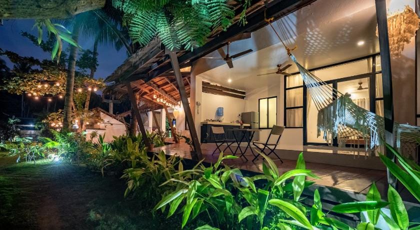 Casa Bianca Siargao Bed and Breakfast in General Luna