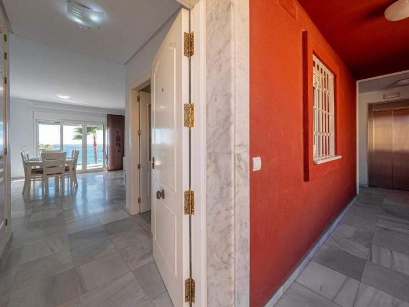 BEACH front condo, wifi, parking, walk to Estepona Apartment in Costa del Sol