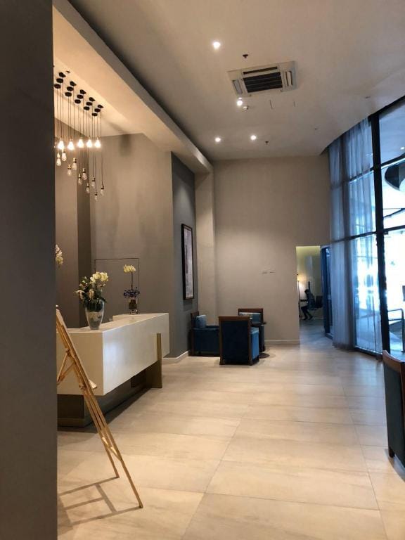 1 BR Condo Unit with  Balcony and Netflix Apartment in Lapu-Lapu City