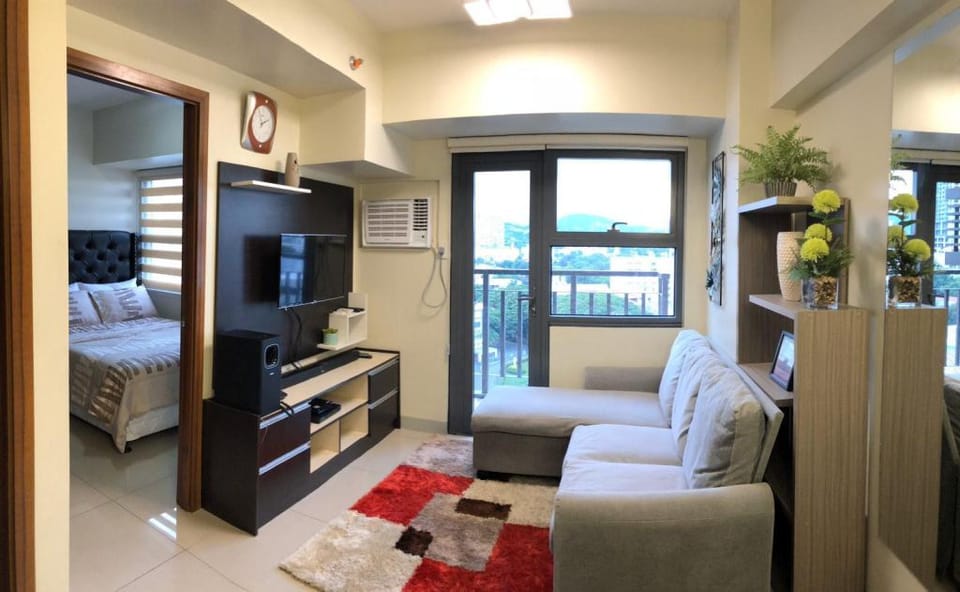 1 BR Condo Unit with  Balcony and Netflix Apartment in Lapu-Lapu City