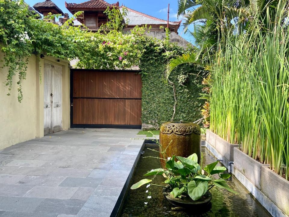 Senan 4BR w/ Enclosed Living 2 mins to Eat St Villa in Kuta