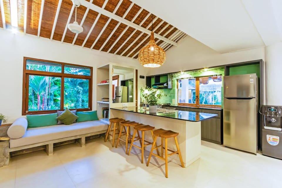 Senan 4BR w/ Enclosed Living 2 mins to Eat St Villa in Kuta
