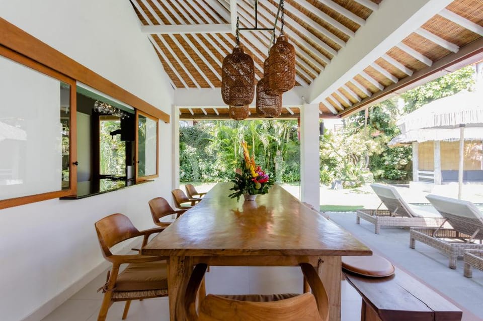 Senan 4BR w/ Enclosed Living 2 mins to Eat St Villa in Kuta