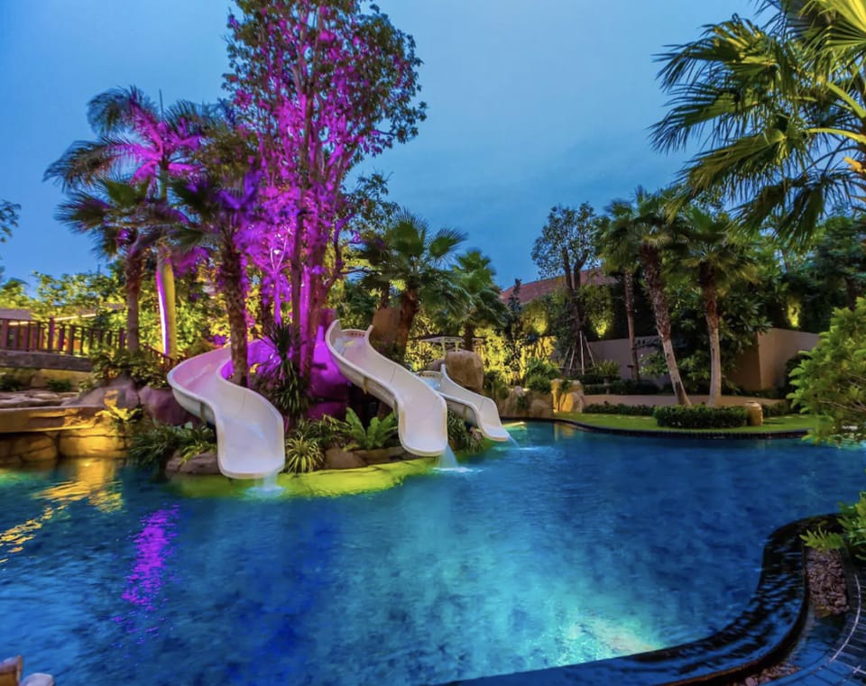 The Glamorous 5star lifestye @ Riviera WongAmat Apartment in Pattaya City