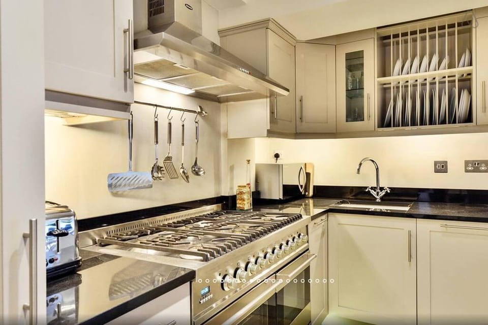 Brunswick · Brunswick Oasis.  A Luxury For 4 w/ Private Patio Apartment in City of Westminster
