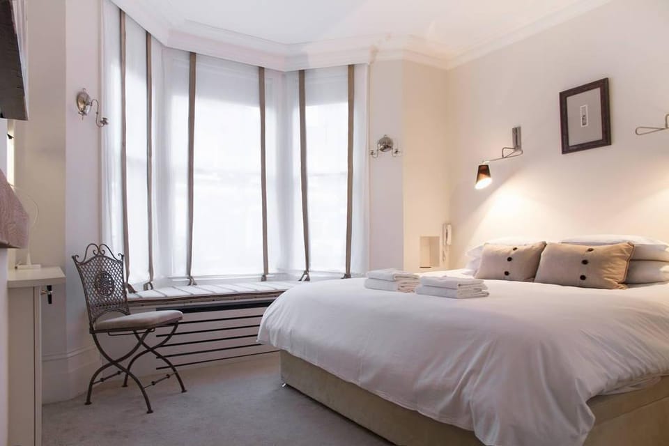 Retreat to a Stylish Flat in Chelsea Apartment in London