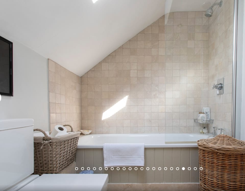 3-Bedroom Mews House with Garden and parking Apartment in London