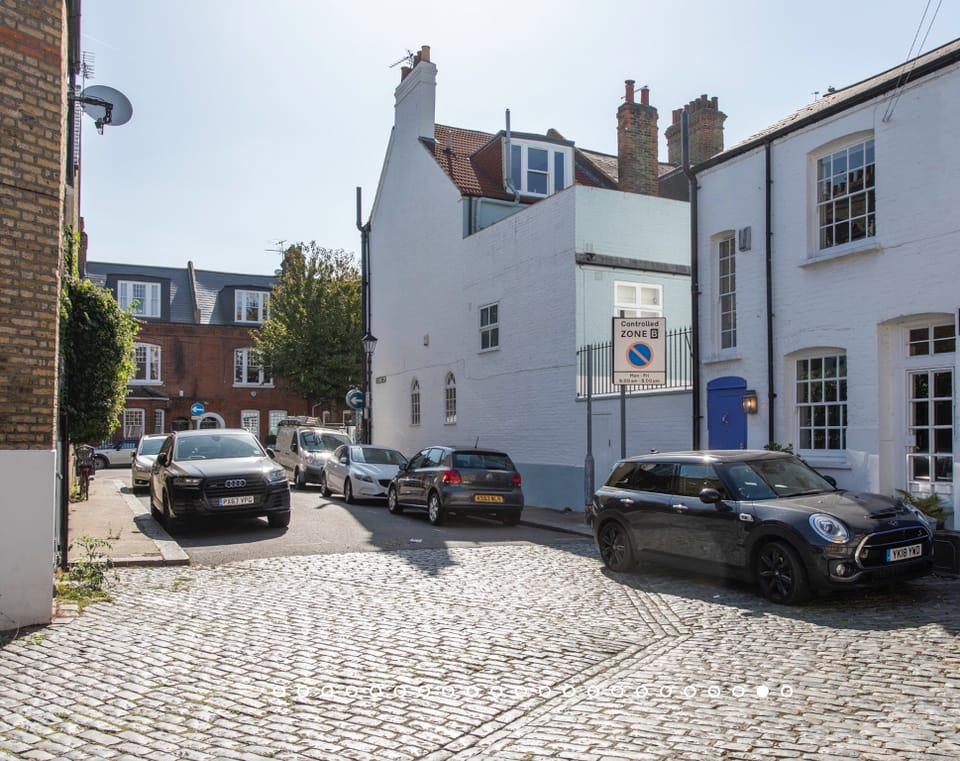 3-Bedroom Mews House with Garden and parking Apartment in London